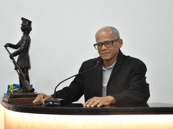 Câmara Municipal homenageia jornalista Valdomiro Silva pelos 33 anos de dedicação à comunicação legislativa