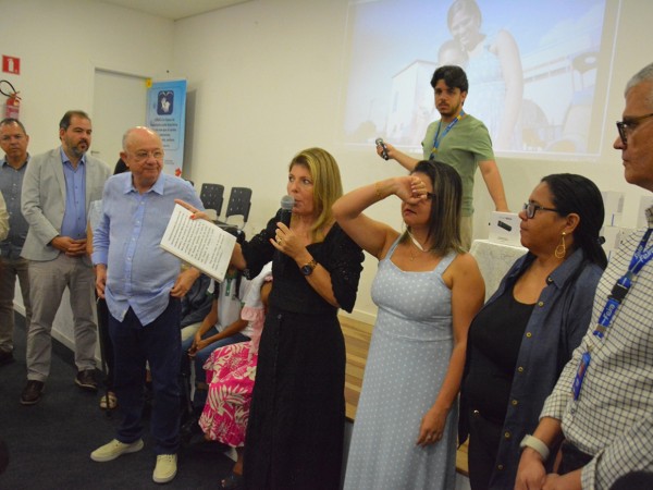 Prefeitura de Feira entrega óculos inteligentes para garantir independência a alunos com cegueira
