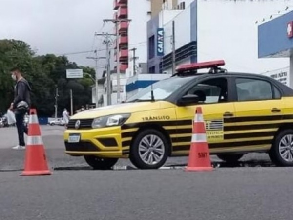 Agentes de trânsito cruzam os braços em protesto nesta quarta (17); motivo: horas extras de janeiro e fevereiro