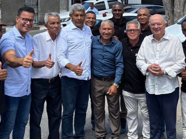 Ao lado do governador Jerônimo Rodrigues, do prefeito José Ronaldo e do vereador Zé Curuca, Silva Neto participa de missa em Humildes