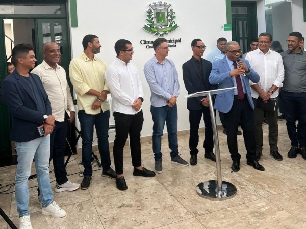 Vereadores se preparam com oração para retorno dos trabalhos da Câmara nesta terça