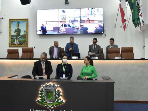 Câmara promulga lei que corrige defasagem salarial de servidores efetivos