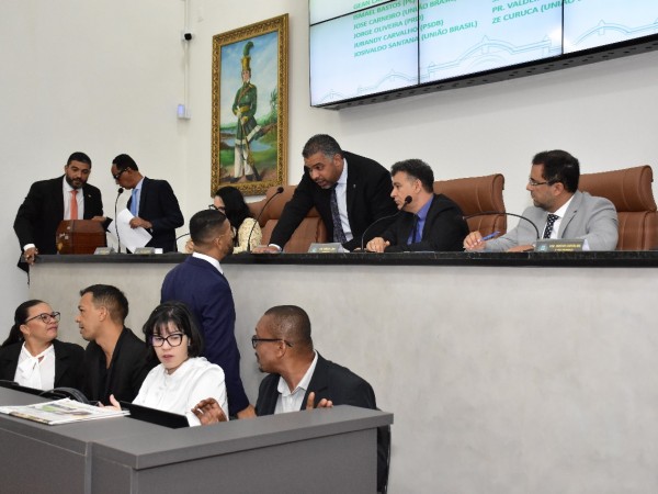 Faca quente na manteiga: maioria dos vereadores feirenses "namora" candidatos forasteiros a deputado