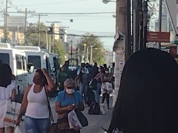Absurdo! passageiros e ônibus são "expulsos" de ponto em plena avenida Senhor dos Passos por clandestinos