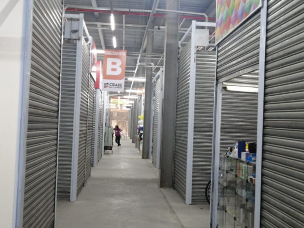 Devendo e sem clientes, comerciantes do Shopping Popular fecham boxes e pedem "socorro"