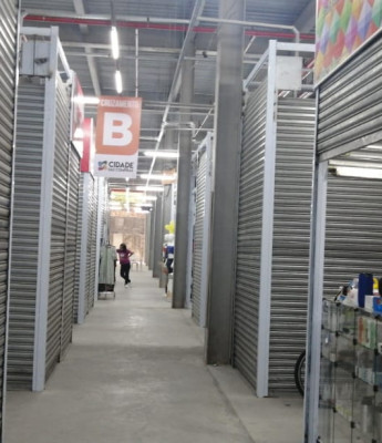 Camelô entra em desespero e ameaça atear fogo na própria loja no Shopping Popular; mulher foi presa pela PM