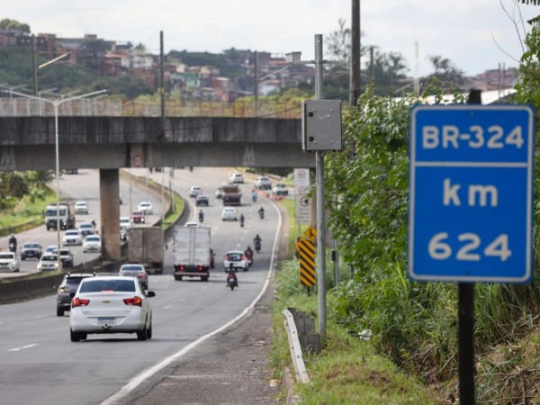 Sofrimento dos motoristas da BR-324 vai continuar: nova concessionária só em 2026, diz Ministério dos Transportes