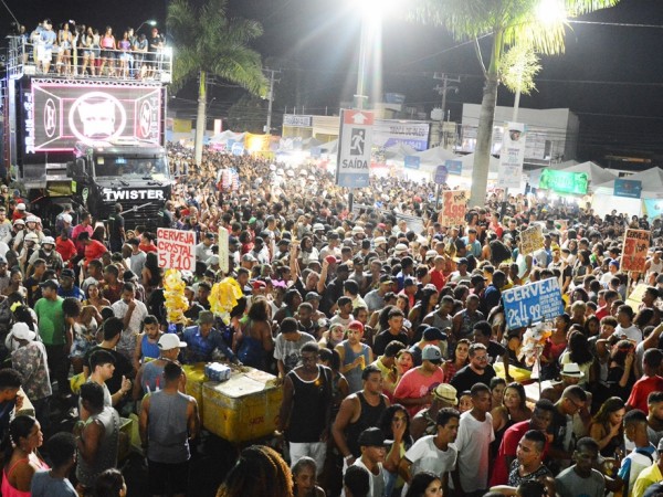 Em diarreia mental, colunista do Bahia Notícias esculhamba a Micareta de Feira e os foliões
