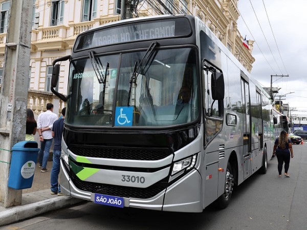 Auto Ônibus São João apresenta à Prefeitura mais cinco novos veículos com ar-condicionado para reforçar o transporte coletivo
